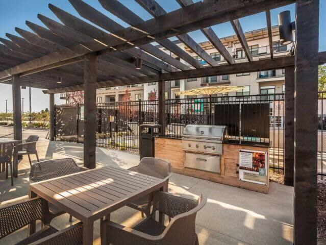Cozysuites Spacious 2Br Next To Whole Foods Индианаполис Екстериор снимка